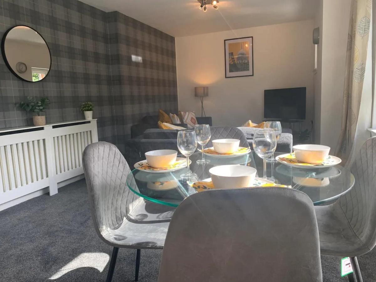 Modern 2 Bedroom Flat With Free Parking In Cambuslang, Glasgow Exteriör bild